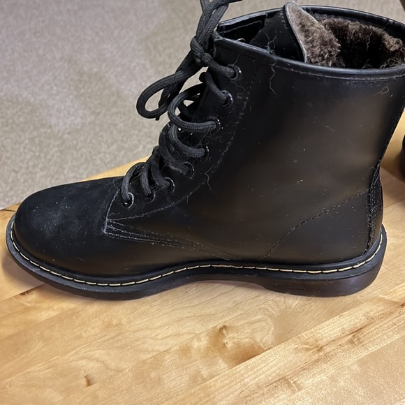 Hello Kitty fur lined black boots. Size women’s 10 - Picture 3 of 4